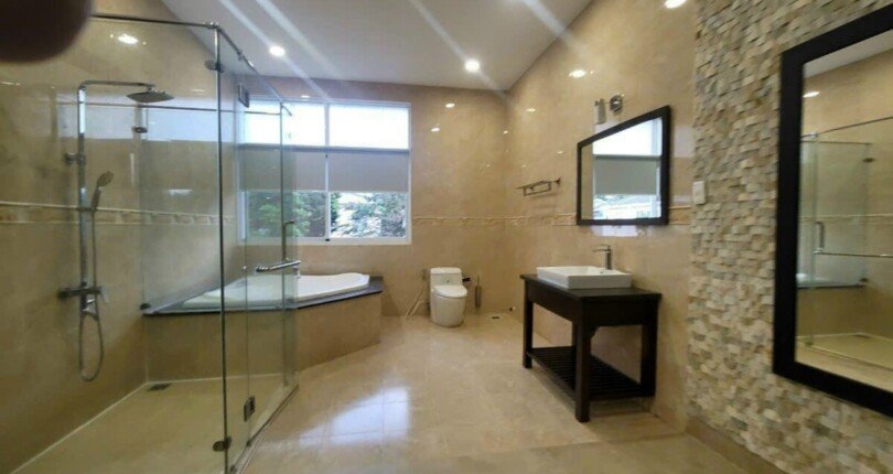 toilet phong ngu master 810x430 - Cho thuê nhà Biệt thự nguyên căn Khu dân cư Mỹ Phú 2a Quận 7 T1/2024