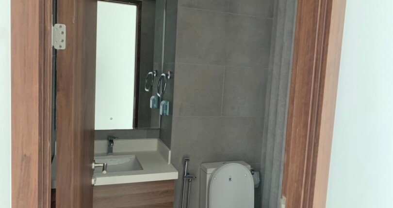 toilet trong can ho 810x430 - Bán gấp căn hộ 2pn tầng 22 Chung cư Midtown M7 giá chỉ 6 tỷ