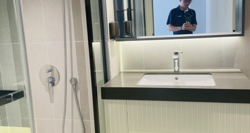 toilet trong can ho ban 810x430 - Bán căn hộ B7.05 Cardinal Court 2 phòng ngủ view hồ bơi giá rẻ