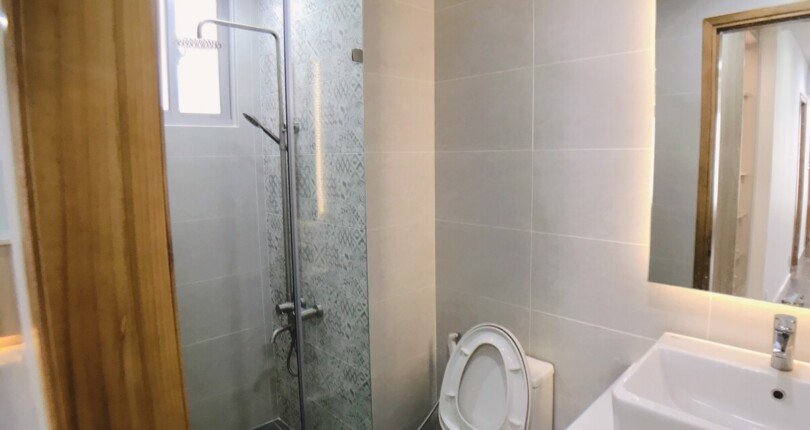 tollet can ho cho thue 1 810x430 - Cho thuê căn góc chung cư Scenic Valley 1, 94m2, giá 1000usd/tháng, nội thất căn hộ đầy đủ.
