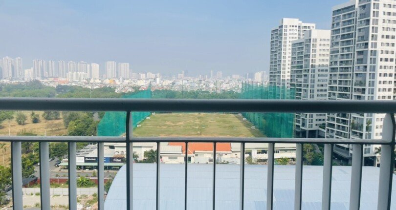 view ban cong phong khach 810x430 - Giá căn hộ 3 phòng ngủ Scenc Valley 1 Quận 7 t1/2024