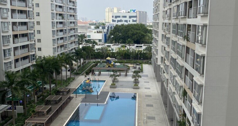 view ho boi can ho ban 810x430 - Chỉ còn 1 căn duy nhất , 77m2, chung cư Scenic Valley 1, giá 4.1 tỷ, nội thất đầy đủ, nhà có HĐT ổn định.