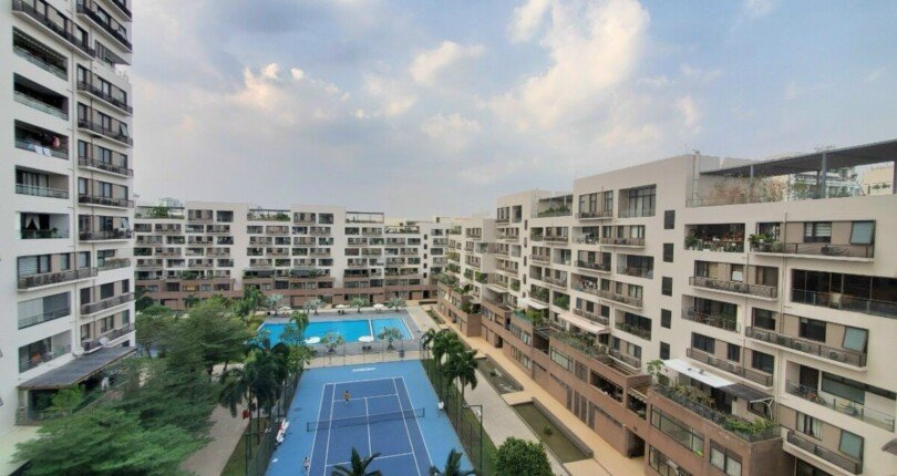 view phong khach can ho nhin truc dien san tennis noi khu 810x430 - Giá mua bán căn hộ Panorama Phú Mỹ Hưng T2/2024