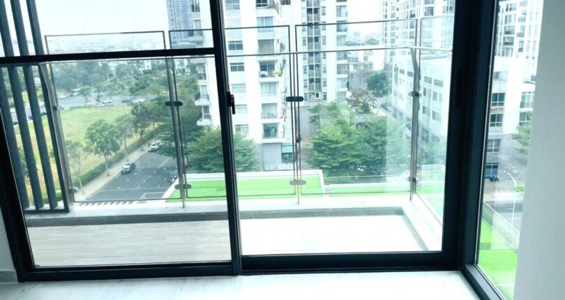 ban cong can ho ban 1 810x430 - Giá mua bán căn hộ 2 phòng ngủ Block A Chung cư Cardinal Court T3/2024