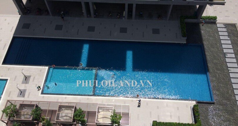 ban cong can ho truc dien ho boi noi khu 810x430 - Giá mua bán căn hộ 3 phòng ngủ Scenic Valley 1 T2/2024