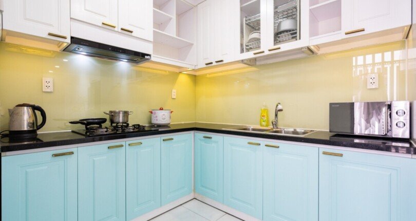 bep can ho ban 1 810x430 - Cho thuê căn hộ 77m2, chung cư Scenic Valley 1, tầng cao, căn góc, giá 19tr/tháng, nhà đẹp.