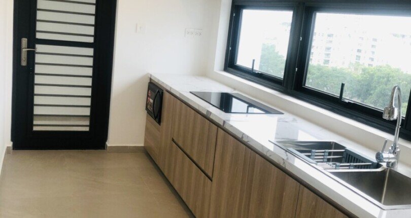 bep trong can ho ban 810x430 - Giá mua bán căn hộ 2 phòng ngủ Chung cư Hưng Phúc Premier T2/2024