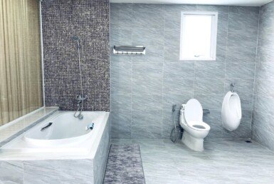 can-canh-toilet-trong-can-ho