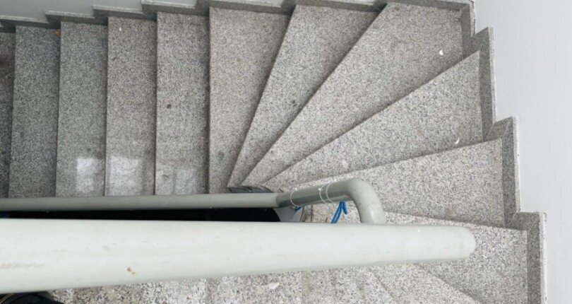 cau thang bo 810x430 - Giá mua bán nhà khu phố Hưng Gia 1 Phú Mỹ Hưng T2/2024