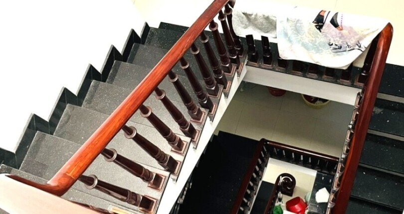 cau thang trong nha ban 810x430 - Giá mua bán nhà Đường số 9M Khu Cư Xá Ngân Hàng Phường Bình Thuận Quận 7 T3/2024