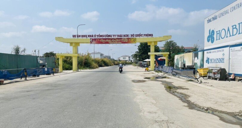 cong vao khu dan cu 810x430 - Giá mua bán đất nền lô D13 góc công viên Khu dân cư Thái Sơn 1 Nhà Bè T2/2024