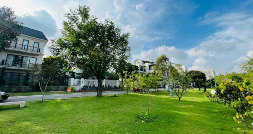 cong vien noi khu 810x430 - Giá mua bán nhà biệt thự đơn lập Khu dân cư Nam Phú Villas Quận 7 T3/2024