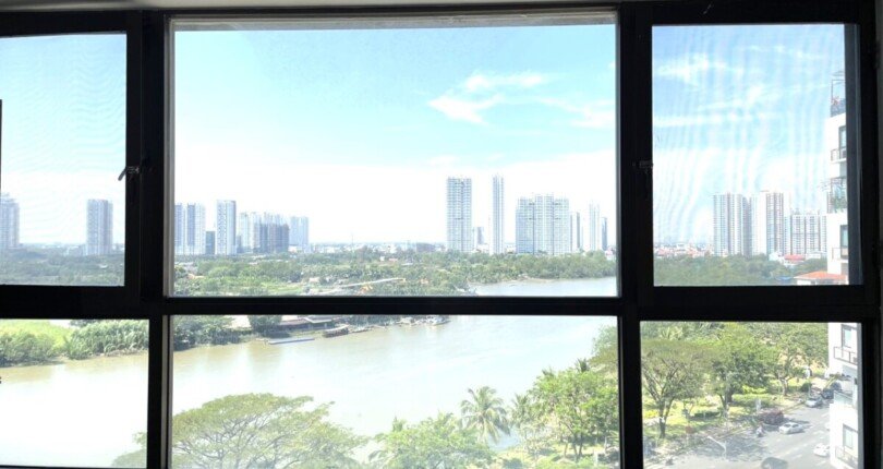 cua so phong khach truc dien song 810x430 - Giá cho thuê căn hộ 3 phòng ngủ Block 15 Chung cư The Panorama Phú Mỹ Hưng T3/2024