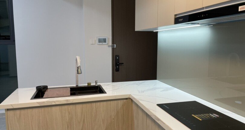 hinh anh bep can ho cho thue 810x430 - Cho thuê căn hộ 02pn Cardinal, nhà mới, giá 1.200usd/tháng, bao phí quản lý căn hộ, xem nhà dễ.