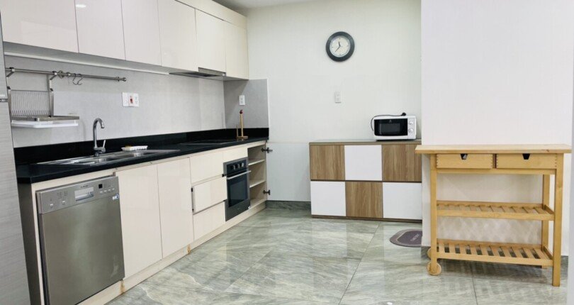 khong gian bep rong rai 810x430 - Giá mua bán Penthouse Sky Garden 2 Quận 7 T2/2024