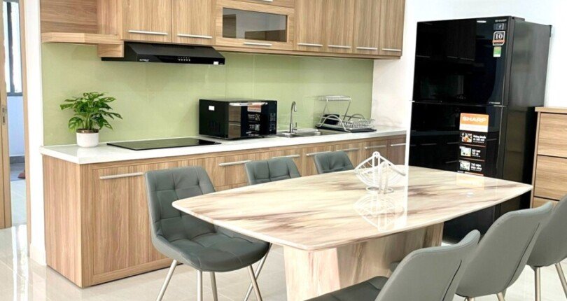 khong gian bep va phong an 1 810x430 - Duy nhất bán căn hộ Riverpark Premier cùng sàn hồ bơi, căn góc view sông giá 12,5 tỷ