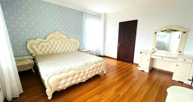 khong gian phong ngu master rong rai 810x430 - Giá mua bán căn hộ Penthouse D2-2 Chung cư Mỹ Tú 1 Quận 7 T3/2024