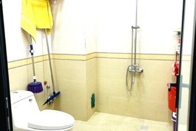 nha-co-5-toilet-nhu-hinh