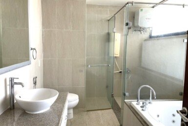 nha-tam-trong-can-ho-cho-thue