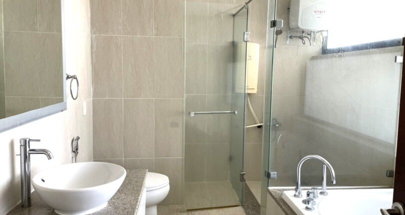 nha tam trong can ho cho thue 810x430 - Giá cho thuê căn hộ 3 phòng ngủ Block 15 Chung cư The Panorama Phú Mỹ Hưng T3/2024