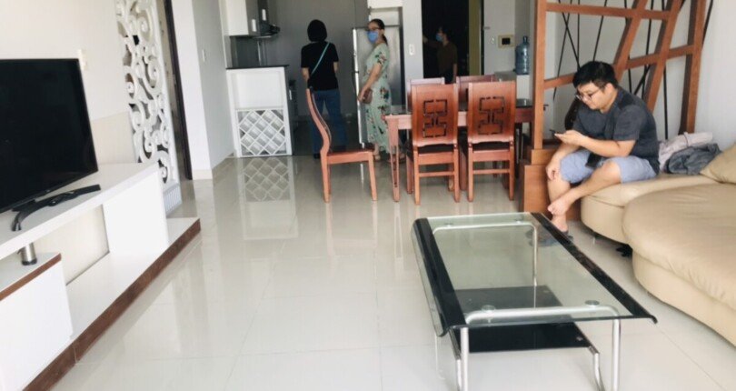 phong khach can ho 2 810x430 - Giá mua bán căn hộ 3 phòng ngủ block A chung cư Riverside Residence T3/2024