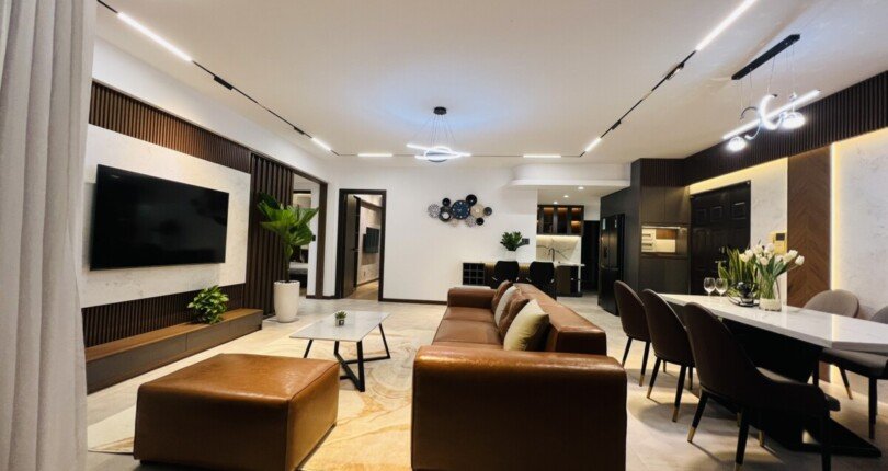 phong khach can ho 5 810x430 - Giá cho thuê căn hộ 3 phòng ngủ Chung cư Mỹ Phát Phú Mỹ Hưng T3/2024