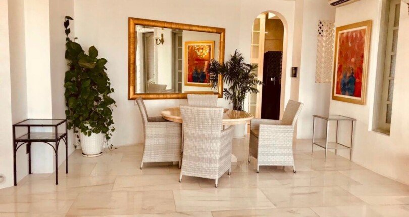 phong khach can ho ban 6 810x430 - Giá mua bán Penthouse Saigon Pearl Bình Thạnh T3/2024