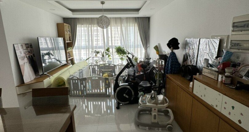 phong khach can ho ban 7 810x430 - Giá mua bán căn hộ Chung cư Happy valley Block I T3/2024