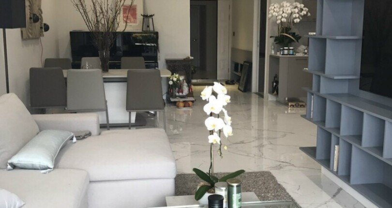 phong khach can ho can ban 810x430 - Bán Shop House chung cư Scenic Valley 1, diện tích 136m2, giá 8.190 tỷ, nội thất đầy đủ.