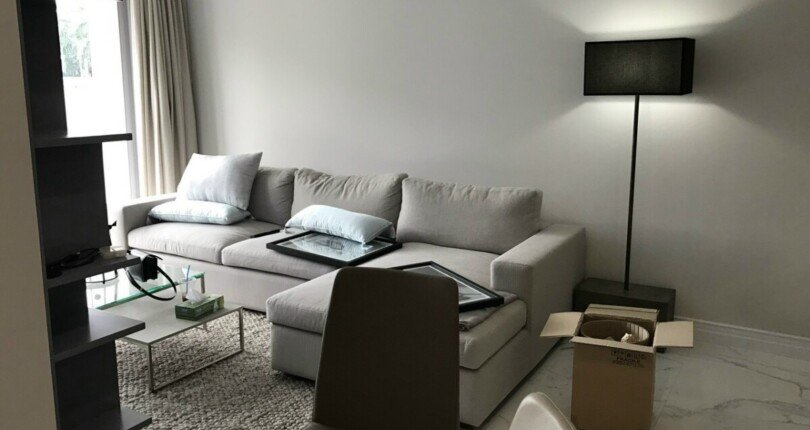 phong khach can ho can ban huong tay bac 810x430 - Bán Shop House chung cư Scenic Valley 1, diện tích 136m2, giá 8.190 tỷ, nội thất đầy đủ.