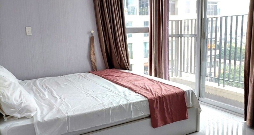 phong ngu co cua so rong rai 810x430 - Giá mua bán căn hộ 3 phòng ngủ trực diện hồ bơi Chung cư Star Hill T3/2024