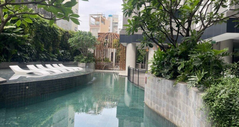 tien ich ho boi noi khu zenity 810x430 - Giá mua bán căn hộ 3 phòng ngủ Chung cư Zenity Quận 1 T2/2024