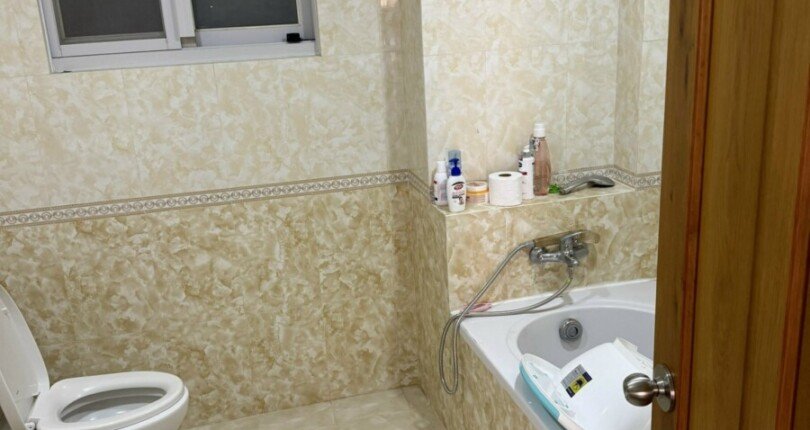 toilet 810x430 - Giá mua bán căn hộ Chung cư Happy valley Block I T3/2024