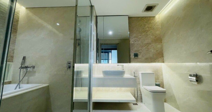 toilet can ho ban 810x430 - Giá mua bán cặp 2 căn hộ thông nhau Chung cư The Ascentia Phú Mỹ Hưng t2/2024