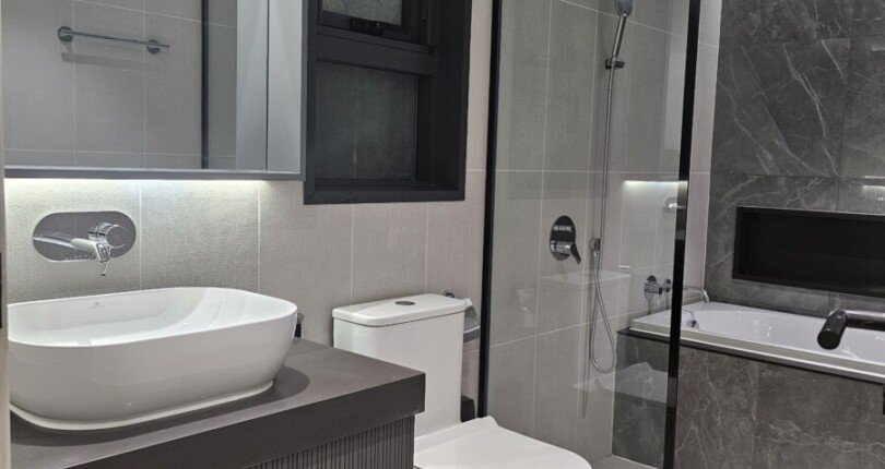 toilet can ho cho thue 810x430 - Giá cho thuê căn hộ 3 phòng ngủ chung cư Cardinal Court Phú Mỹ Hưng t2/2024