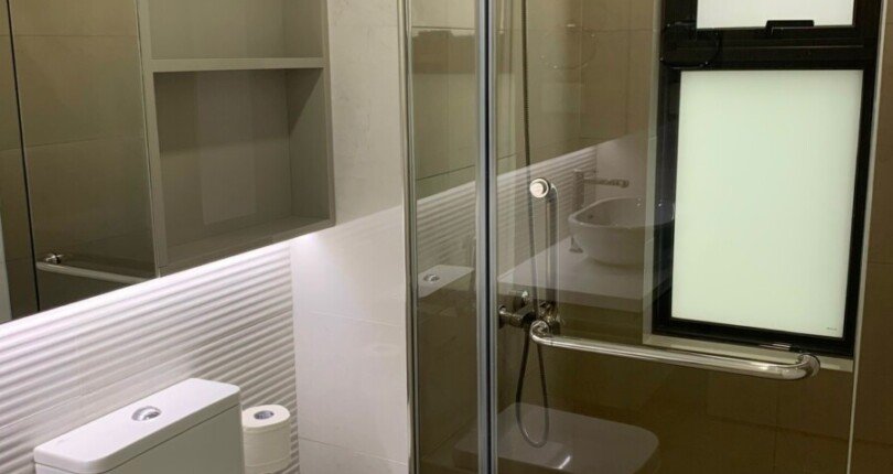 toilet day du thiet bi 810x430 - Giá mua bán căn hộ 2 phòng ngủ Chung cư Hưng Phúc Premier T2/2024