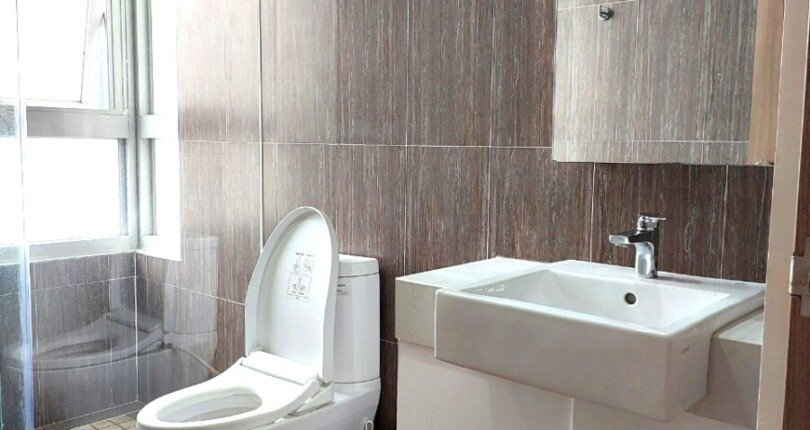 toilet day du trang thiet bi 810x430 - Giá mua bán căn hộ 3 phòng ngủ trực diện hồ bơi Chung cư Star Hill T3/2024