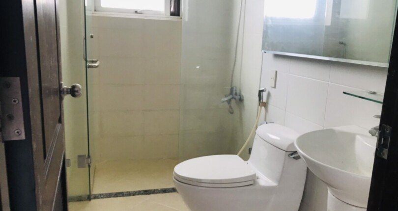 toilet trong can ho 1 810x430 - Giá mua bán căn hộ 3 phòng ngủ block A chung cư Riverside Residence T3/2024