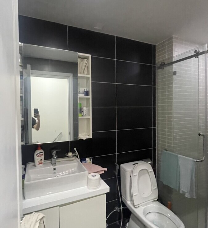 toilet trong can ho 675x738 - Giá mua bán căn hộ 3 phòng ngủ Scenic Valley 1 T2/2024