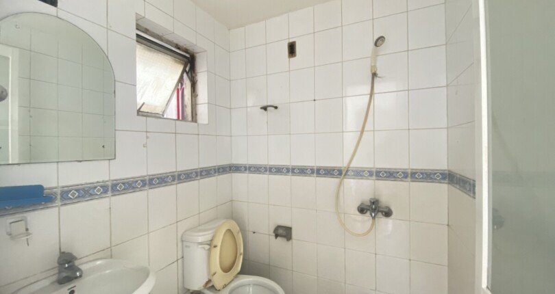 toilet trong can ho ban 1 810x430 - Giá mua bán căn hộ 3 phòng ngủ Chung cư Mỹ An Phú Mỹ Hưng T3/2024