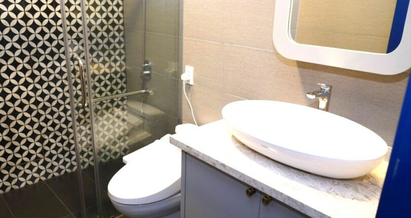 toilet trong can ho ban 3 810x430 - Giá bán căn hộ vị trí 02 Chung cư Happy Valley Block K t3/2024