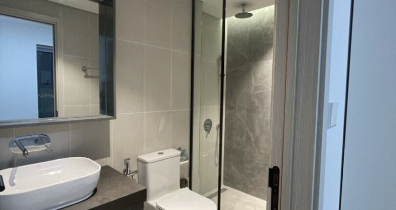 tollet can ho cho thue 810x430 - Cho thuê căn hộ 02pn Cardinal, nhà mới, giá 1.200usd/tháng, bao phí quản lý căn hộ, xem nhà dễ.