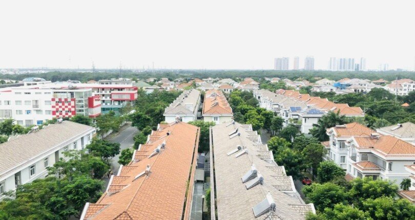 view ban cong phong khach 810x430 - Giá mua bán căn hộ 2 phòng ngủ Chung cư Hưng Phúc Premier T2/2024