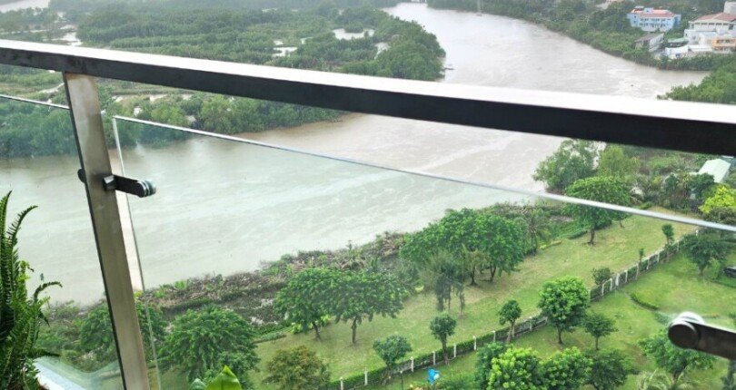 view ban cong phong ngu 810x430 - Giá mua bán căn hộ view sông chung cư Riverside Residence Quận 7 T2/2024