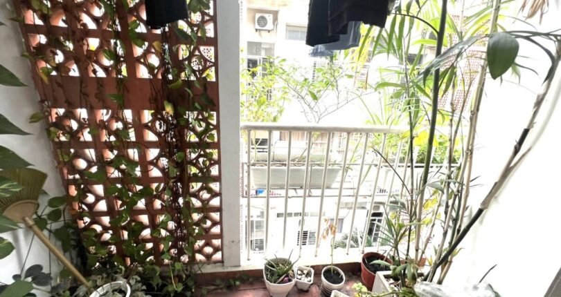 ban cong 810x430 - Giá mua bán căn hộ 2 phòng ngủ block B Chung cư Hưng Vượng 1 Quận 7 T4/2024