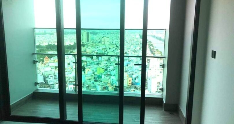 ban cong can ho ban 810x430 - Giá mua bán căn hộ 2 phòng ngủ block A view sông Chung cư De La Sol Quận 4 T3/2024
