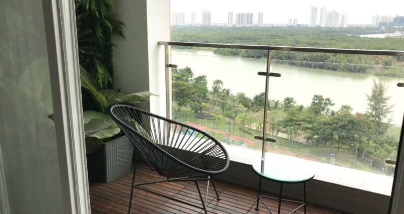 ban cong phong khach 1 810x430 - Giá mua bán căn hộ 3 phòng ngủ Block C view sông Chung cư Riverside Residence Quận 7 T4/2024