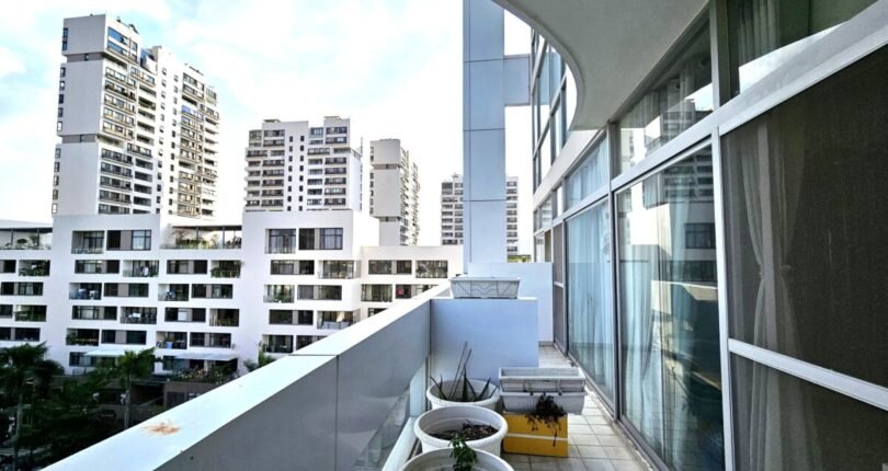 ban cong rong rai 1 810x430 - Giá mua bán căn hộ 3 phòng ngủ Block 3a Chung cư Garden Court 1 Quận 7 T3/2024