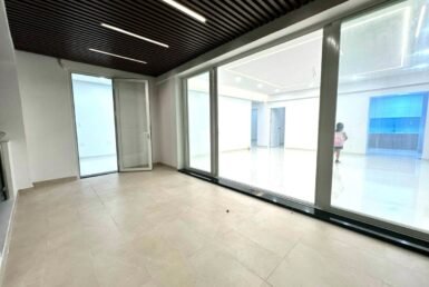 ban-cong-rong-rai-nhin-vo-phong-khach