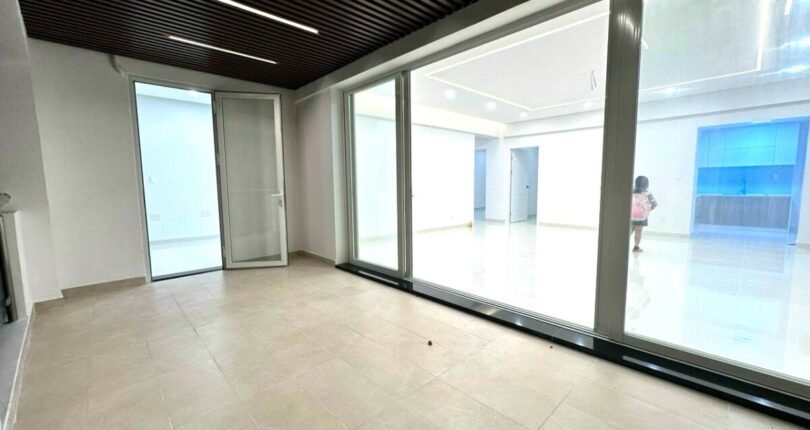 ban cong rong rai nhin vo phong khach 810x430 - Giá mua bán căn hộ 3 phòng ngủ block C Chung cư Mỹ Phát Quận 7 T4/2024